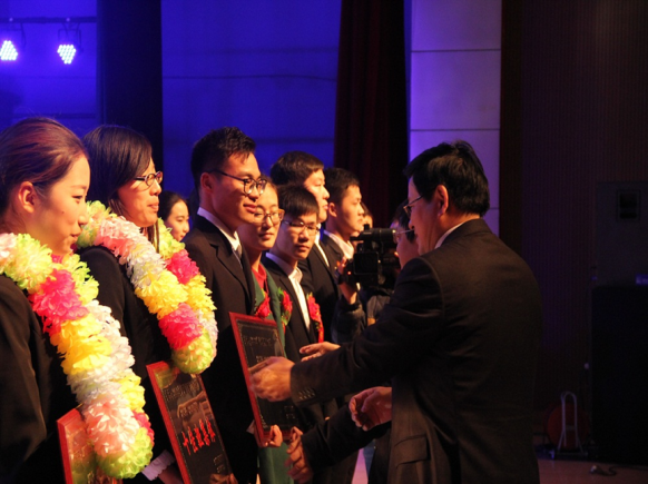 校党委书记顾家山为2013级旅游2班颁发 校党委书记顾家山为2013级旅游2班颁发